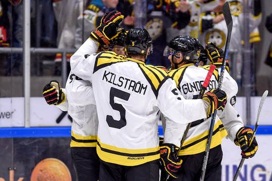 Brynäs Oskar Lindblom jublar med lagkamrater