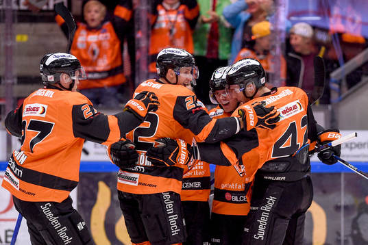 Karlskronas Joel Kellman jublar med lagkamrater