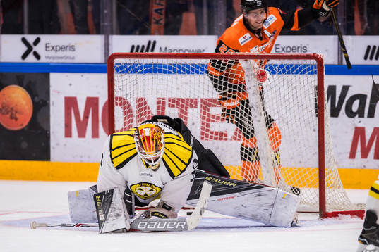 Brynäs målvakt Felix Sandström deppar och Karlskronas