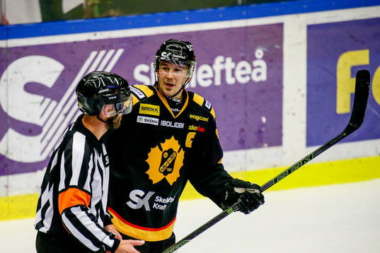 Skellefteås Jimmie Ericsson pratar med domaren Marcus Linde