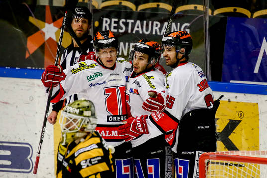 Örebros Greg Squires och Martin Johansson jublar