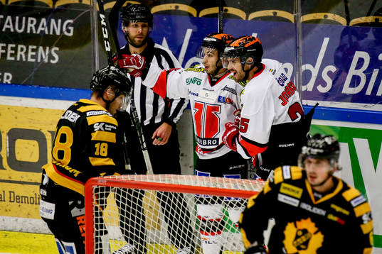 Örebros Greg Squires och Martin Johansson jublar