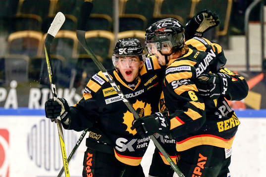 Skellefteås Andreas Wingerli och Filip Berglund jublar
