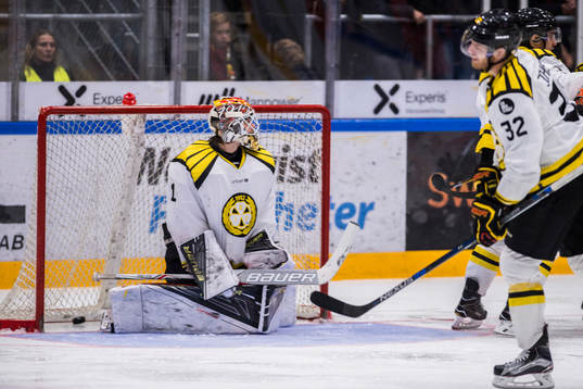 Brynäs målvakt Felix Sandström och Nick Johnson deppar
