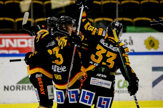 Skellefteås Sebastian Aho och Sebastian Ohlsson jublar
