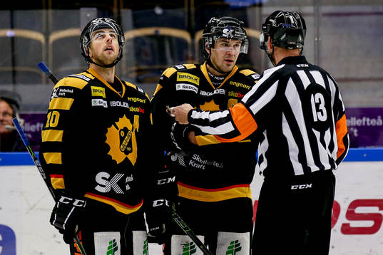 Skellefteås Joakim Lindström och Jimmie Ericsson pratar