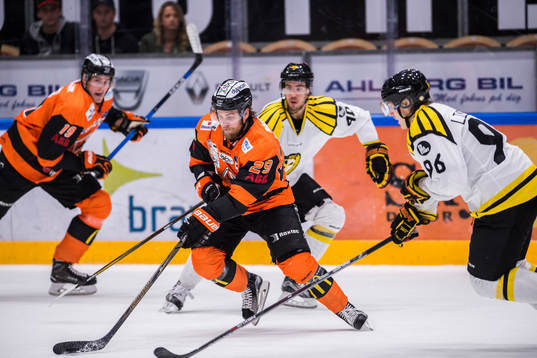 Karlskronas Alexander Wiklund  utmanas av Brynäs Jesper