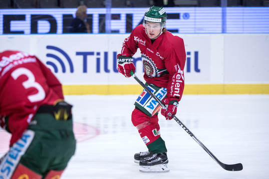 Frölundas Johan Lindholm värmer upp innan ishockeymatchen