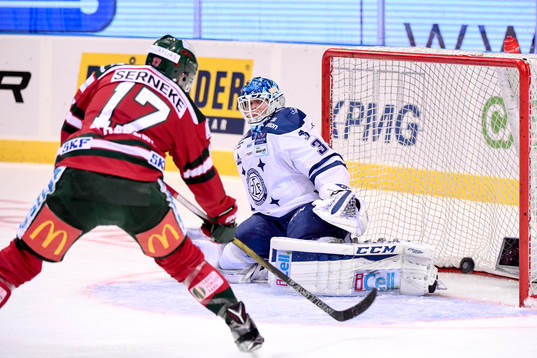 Frölundas Sebastian Stålberg och Leksands målvakt Atte