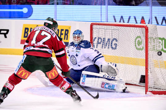 Frölundas Sebastian Stålberg och Leksands målvakt Atte