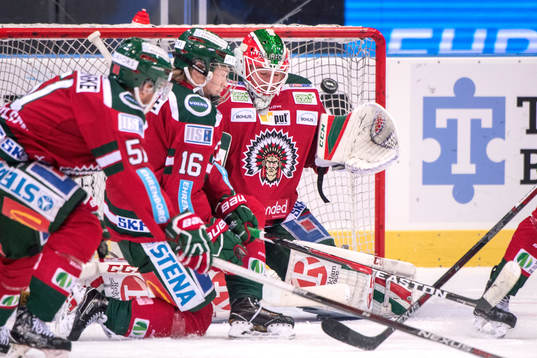 Frölundas målvakt Dan Bakala räddar ett skott