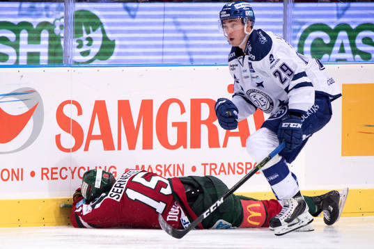 Frölundas Matt Donovan ligger på isen