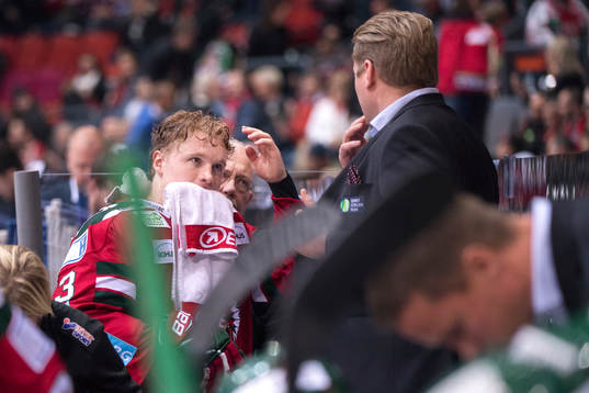 Frölundas Carl Grundström med en handduk u munnen