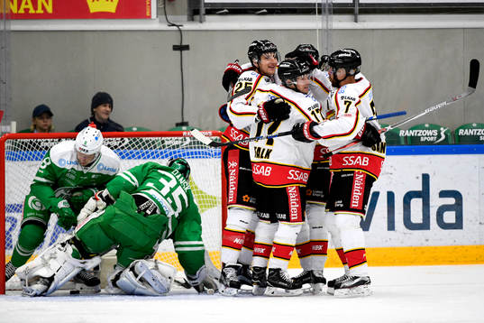 Luleås Anton Hedman jublar med lagkamrater