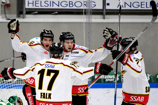 Luleås Anton Hedman jublar med lagkamrater