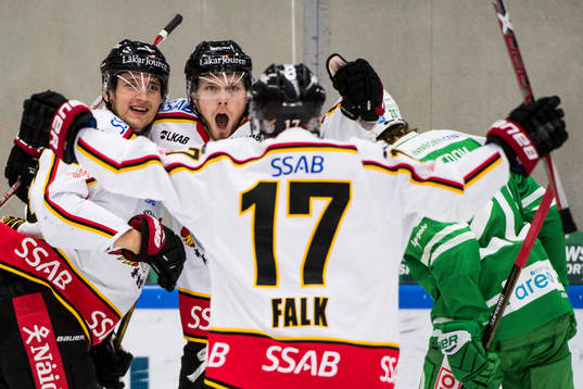 Luleås Anton Hedman jublar ihop med Petter Emanuelsson och