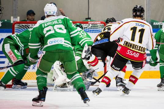 Luleås Anton Hedman gör 0-1 bakom Rögles målvakt Oscar