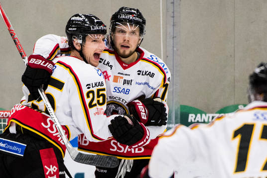 Luleås Anton Hedman jublar ihop med Petter Emanuelsson