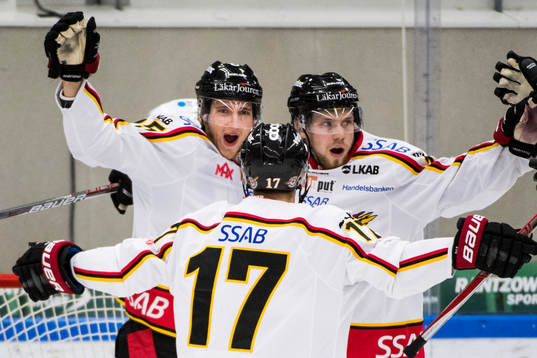 Luleås Anton Hedman jublar ihop med Petter Emanuelsson och