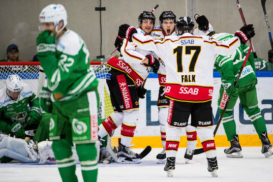 Luleås Anton Hedman jublar ihop med Petter Emanuelsson och