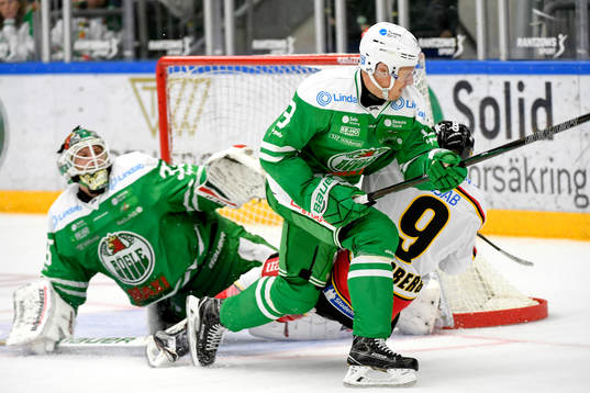 Luleås Johan Forsberg dras ner av Rögles Jesper