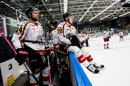 Luleås Johan Harju och Gustav Rydahl deppar i båset