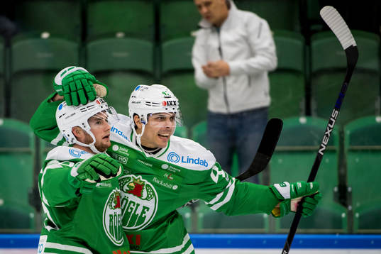 Rögles Daniel Widing (th) jublar med Cade Fairchild (tv)