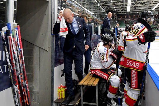 Luleås huvudtränare Stefan Nilsson fick pucken i huvudet
