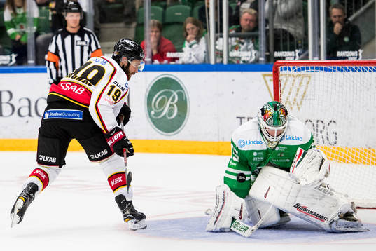 Luleås Jacob Lagacé lägger en straff mot Rögles