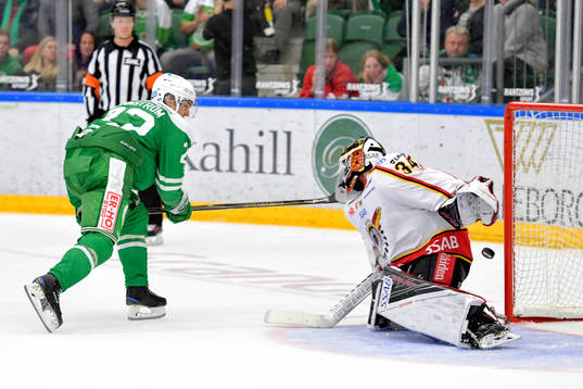 Rögles Sebastian Wännström missar sin straff på Luleås
