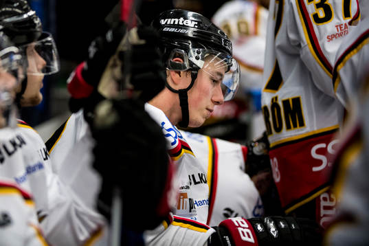 Luleås Tim Kennedy deppar i båset