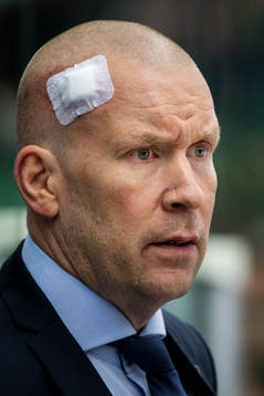 Luleås tränare Stefan Nilsson fick en puck i huvudet och