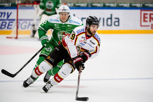 Luleås Jacob Lagacé jagas av Rögles Jesper Williamsson