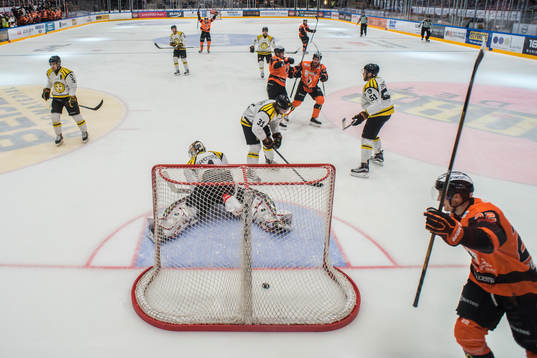 Bläddra bland fler bilder av Ishockey, SHL, Karlskrona - Brynäs