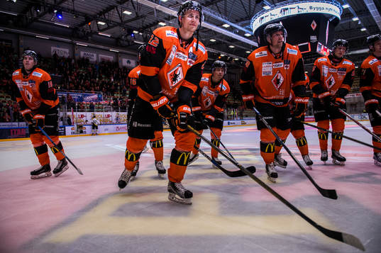 Karlskronas Alexander Bergström och resten av laget tackar