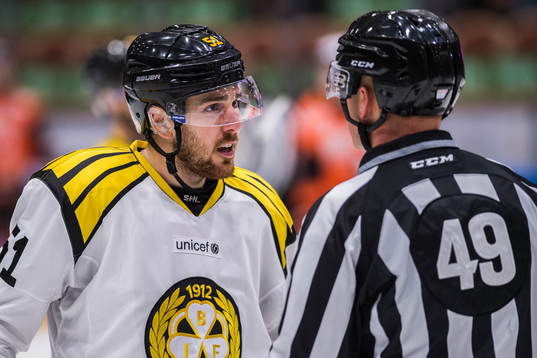 Brynäs Marc Zanetti  i diskussion med Linjedomare Ludvig