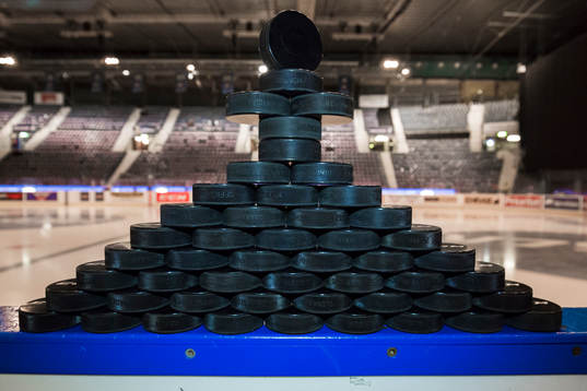 Puckar innan ishockeymatchen i SHL mellan Djurgården och