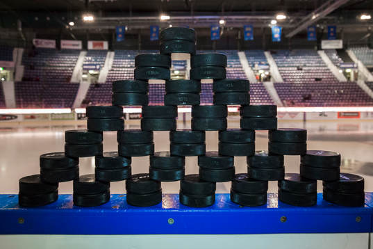 Puckar innan ishockeymatchen i SHL mellan Djurgården och