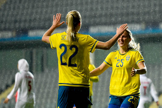 Sveriges Olivia Schough och Mimmi Larsson jublar