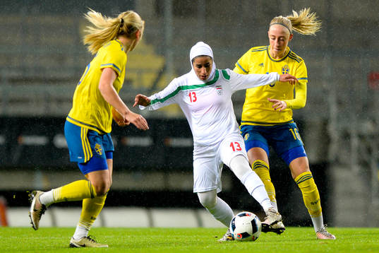 Sveriges Mimmi Larsson och Petra Andersson och Irans Parvin