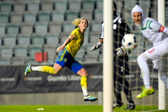 Sveriges Olivia Schough gör 3-0 bakom Irans målvakt