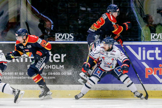 Djurgårdens Linus Hultström och Linköpings Garret Roe