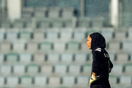 Irans målvakt Mahdeyeh Molai deppar