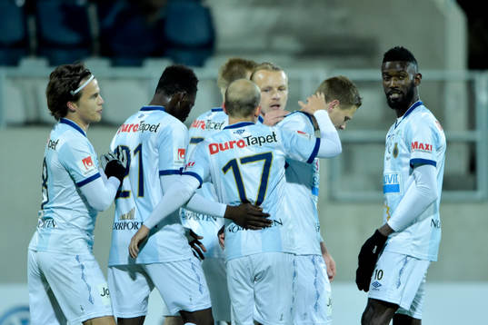 Gefles Johan Bertilsson jublar med lagkamrater