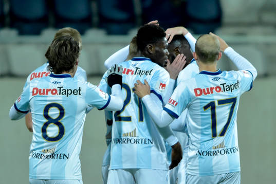 Gefles Johan Bertilsson jublar med lagkamrater