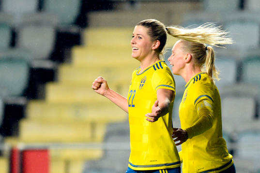 Sveriges Olivia Schough och Jonna Andersson jublar