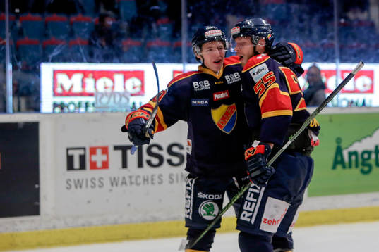 Djurgårdens Marcus Davidsson och Alexander Urbom jublar