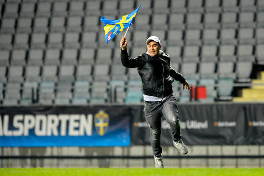 En person stormar in på planen i halvtid