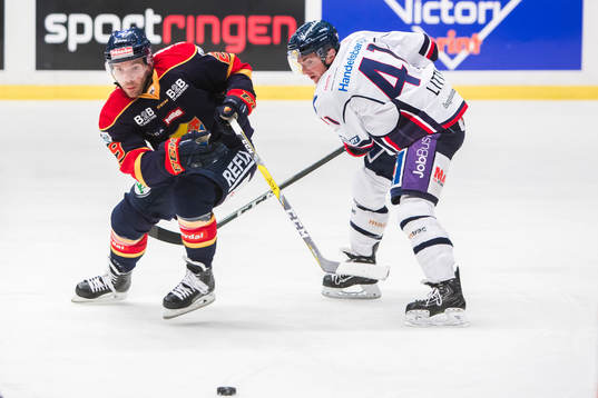 Djurgårdens Matt Anderson i kamp om pucken Linköpings