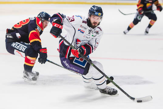 Linköpings Niklas Persson i kamp om pucken Djurgårdens
